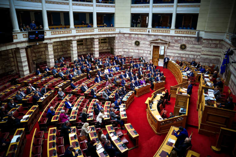 Απώλειες για τη Νέα Δημοκρατία στο νομοσχέδιο για τα ομόφυλα ζευγάρια - Τα 20 «όχι» και οι 31 αποχές