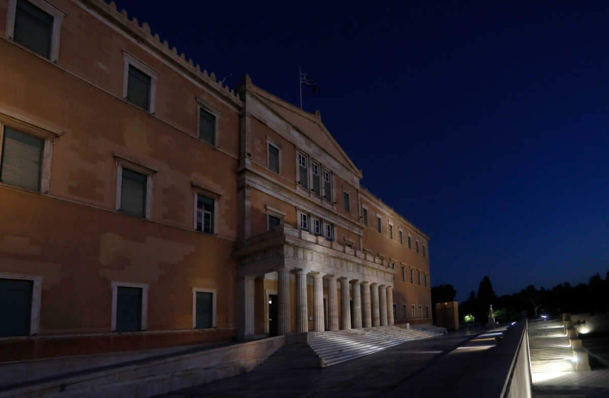 Η Βουλή των Ελλήνων συμμετέχει ενεργά στην εθνική προσπάθεια για περιορισμό στην συνολική κατανάλωση ενέργειας. Στο πλαίσιο αυτό, με απόφαση του Προέδρου της Βουλής κ. Κωνσταντίνου Τασούλα, διακόπτεται ο φωτισμός στην πρόσοψη και τις λοιπές πλευρές του κτηρίου της Βουλής  και θα παραμείνει μόνο ο περιμετρικός φωτισμός ασφαλείας του κτηρίου. Ταυτόχρονα είναι σε εξέλιξη το πρόγραμμα ενεργειακής αναβάθμισης του κτηρίου με μείωση της κατανάλωσης ενέργειας κατά 36%. Το πρόγραμμα ξεκίνησε το 2019 και βρίσκεται σε φάση ολοκλήρωσης, όσον αφορά τα συστήματα θέρμανσης-ψύξης του κτηρίου και του ηλεκτροφωτισμού με την εγκατάσταση νέων φωτιστικών σωμάτων χαμηλής ενεργειακής κατανάλωσης στο εσωτερικό του κτηρίου της Βουλής. Έχουν επίσης ολοκληρωθεί οι μελέτες για την αντικατάσταση του εξωτερικού φωτισμού και το έργο αναμένεται να είναι έτοιμο εντός του 2023, ενώ ολοκληρώθηκε η αντικατάσταση των ξύλινων κουφωμάτων με νέα ενεργειακά κουφώματα. 
(ΑΛΙΚΗ ΕΛΕΥΘΕΡΙΟΥ
