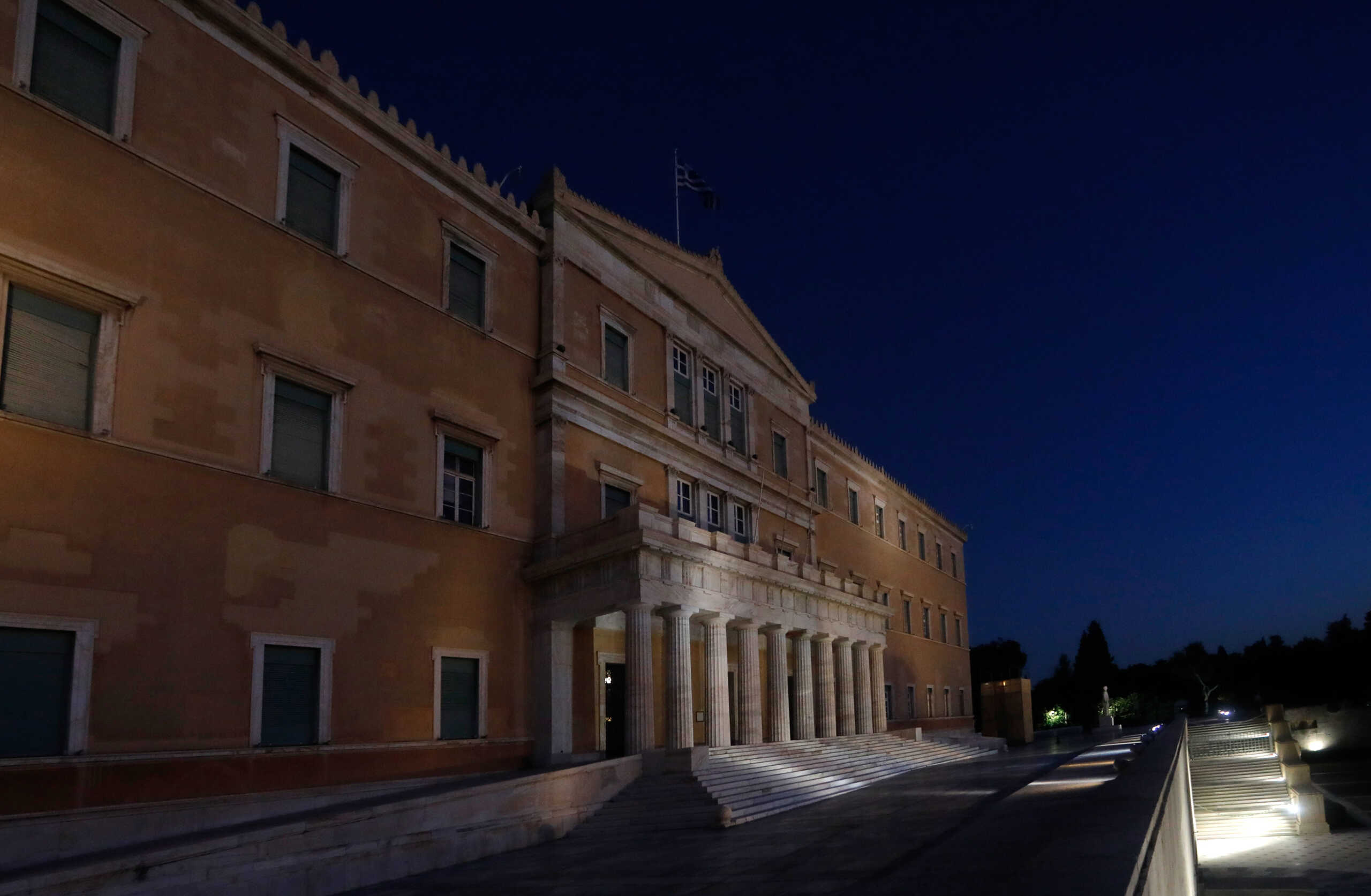 Η Βουλή των Ελλήνων συμμετέχει ενεργά στην εθνική προσπάθεια για περιορισμό στην συνολική κατανάλωση ενέργειας. Στο πλαίσιο αυτό, με απόφαση του Προέδρου της Βουλής κ. Κωνσταντίνου Τασούλα, διακόπτεται ο φωτισμός στην πρόσοψη και τις λοιπές πλευρές του κτηρίου της Βουλής  και θα παραμείνει μόνο ο περιμετρικός φωτισμός ασφαλείας του κτηρίου. Ταυτόχρονα είναι σε εξέλιξη το πρόγραμμα ενεργειακής αναβάθμισης του κτηρίου με μείωση της κατανάλωσης ενέργειας κατά 36%. Το πρόγραμμα ξεκίνησε το 2019 και βρίσκεται σε φάση ολοκλήρωσης, όσον αφορά τα συστήματα θέρμανσης-ψύξης του κτηρίου και του ηλεκτροφωτισμού με την εγκατάσταση νέων φωτιστικών σωμάτων χαμηλής ενεργειακής κατανάλωσης στο εσωτερικό του κτηρίου της Βουλής. Έχουν επίσης ολοκληρωθεί οι μελέτες για την αντικατάσταση του εξωτερικού φωτισμού και το έργο αναμένεται να είναι έτοιμο εντός του 2023, ενώ ολοκληρώθηκε η αντικατάσταση των ξύλινων κουφωμάτων με νέα ενεργειακά κουφώματα. 
(ΑΛΙΚΗ ΕΛΕΥΘΕΡΙΟΥ