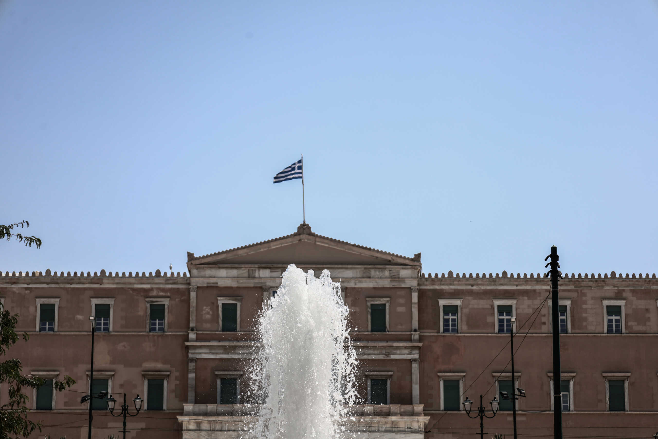 Στιγμιότυπο από το κέντρο της Αθήνας, Τρίτη 25 Ιουλίου 2023. Πολύ υψηλές θερμοκρασίες σημειώθηκαν και στην Αθήνα, εξαιτίας του θερμού κύματος που προκαλεί από τις 12 Ιουλίου κατά διαστήματα συνθήκες καύσωνα με την ονομασία CLEON σε πολλές περιοχές της χώρας.
(ΚΩΣΤΑΣ ΤΖΟΥΜΑΣ