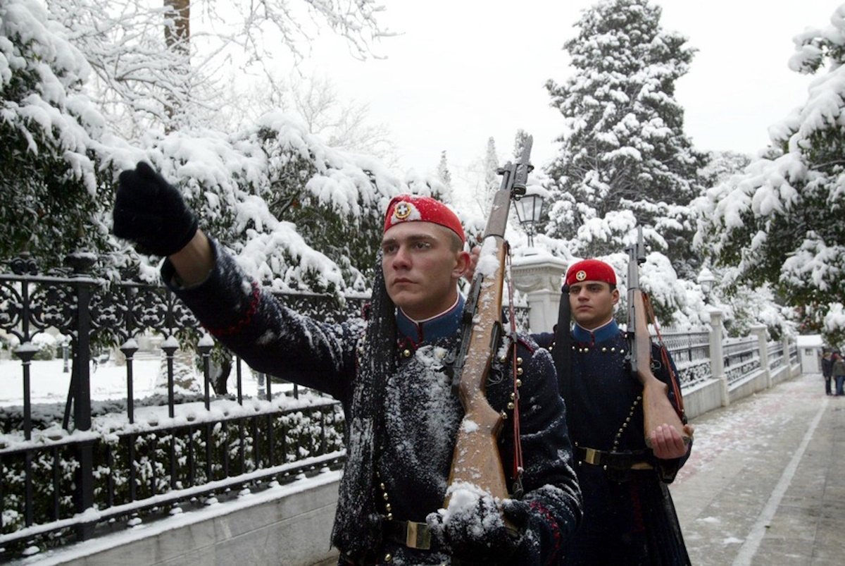 Εύζωνας της Προεδρικής Φρουράς, στέκεται σκοπός έξω από το Προεδρικό Μέγαρο, ασπρισμένος από το χιόνι που πέφτει ασταμάτητα, Παρασκευή 13 Φεβρουαρίου 2004.Από χθες το απόγευμα χιονίζει συνεχώς στην Αθήνα. ΑΠΕ