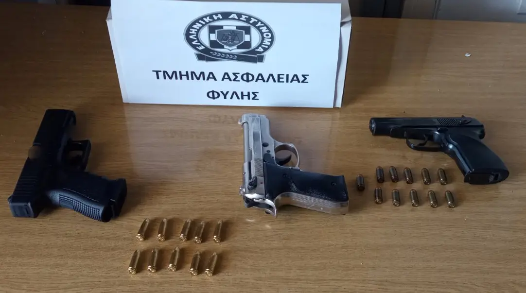 Χειροπέδες σε 3 άντρες για όπλα που έκρυβαν στο σπίτι τους 3 Χειροπέδες σε 3 άντρες για όπλα που έκρυβαν στο σπίτι τους