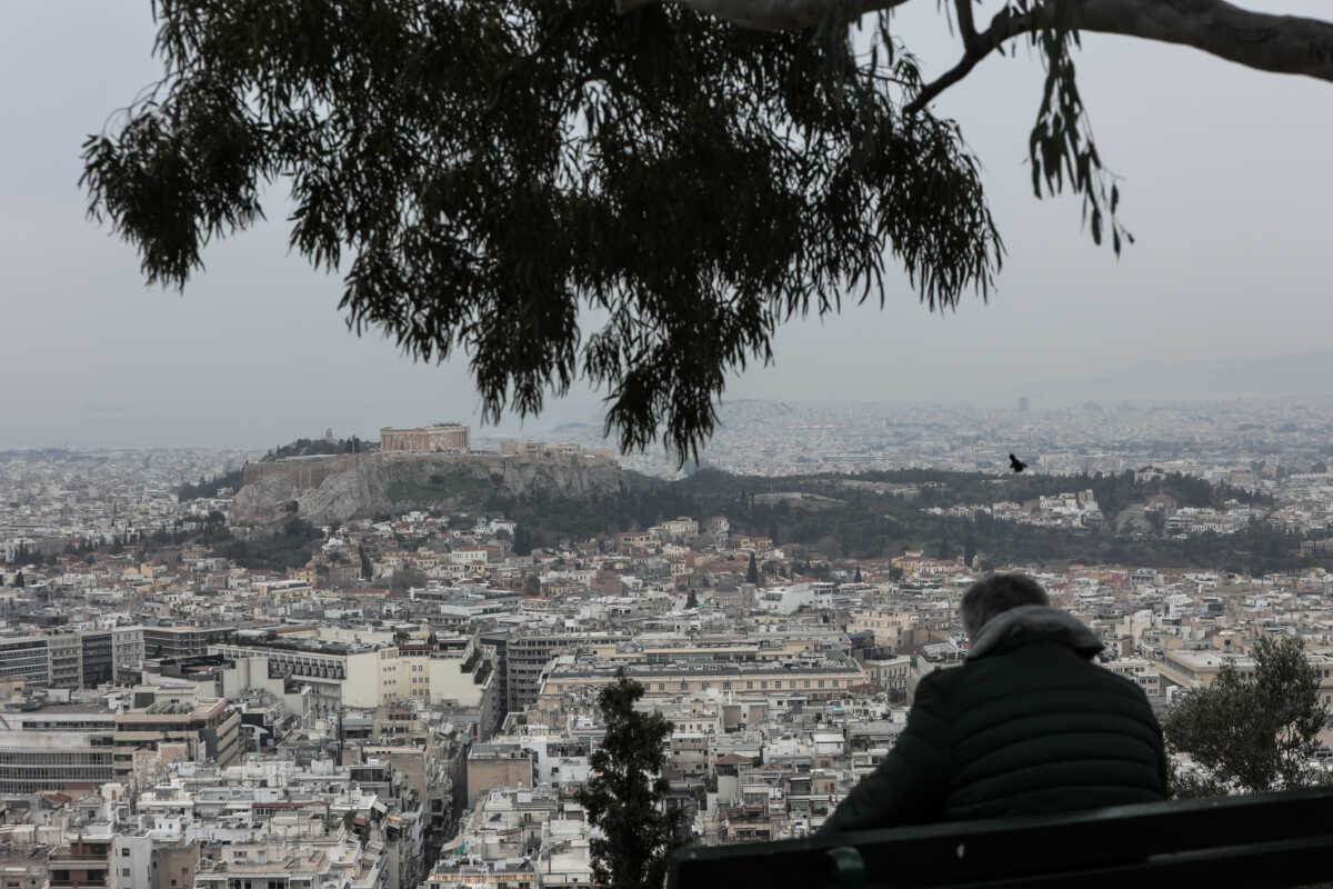 Στιγμιότυπο της Αθήνας από τον λόφο του Λυκαβηττού, Τρίτη 28 Φεβρουαρίου 2023. Η συγκέντρωση αφρικανικής σκόνης στην ατμόσφαιρα είναι αυξημένη αφού η ατμοσφαιρική κυκλοφορία ευνόησε τη μεταφορά σημαντικών ποσοτήτων προς τη χώρα μας.
(ΒΑΣΙΛΗΣ ΡΕΜΠΑΠΗΣ