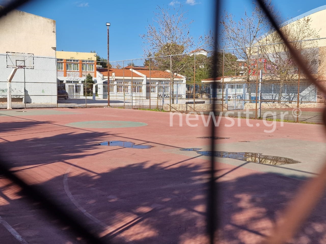 Άγρια συμπλοκή μαθητών σε Γυμνάσιο στα βόρεια προάστια: Τον έφτυσε και εκείνος τον πέταξε με δύναμη στο έδαφος