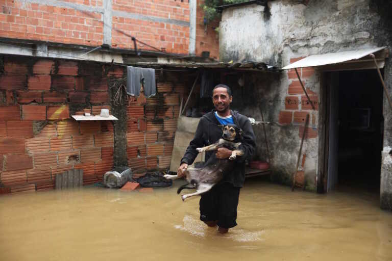 Τουλάχιστον 20 νεκροί από καταρρακτώδεις βροχές και πλημμύρες στη Βραζιλία - Κοριτσάκι βρέθηκε ζωντανό πλάι στον νεκρό πατέρα του