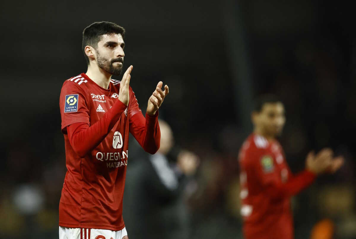 Soccer Football - Ligue 1 - Brest v Nice - Stade Francis-Le Ble, Brest, France - February 4, 2024 Brest's Pierre Lees-Melou applauds fans after the match REUTERS