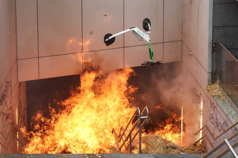 Φωτιές και επεισόδια στην συγκέντρωση των αγροτών στις Βρυξέλλες