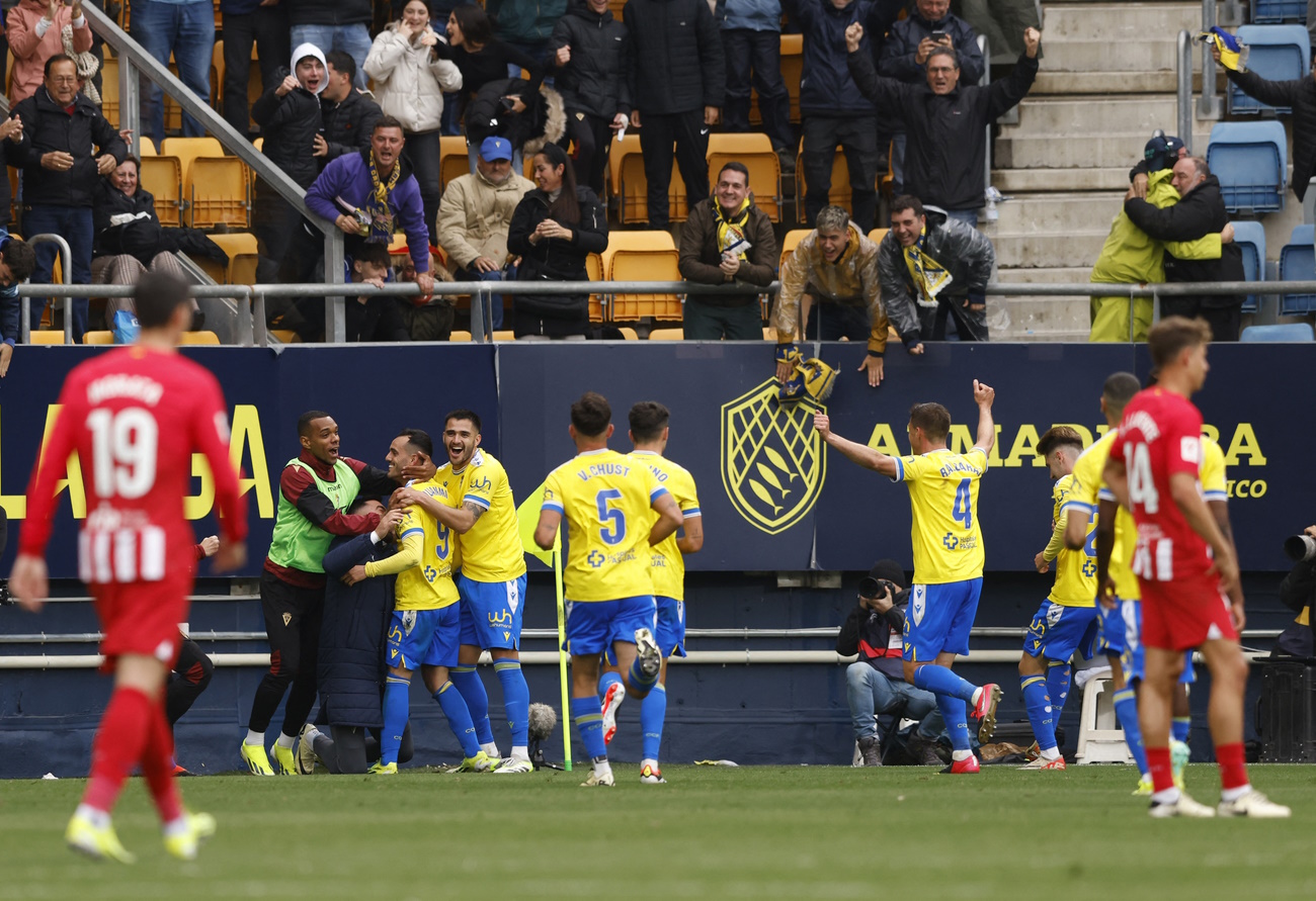 Soccer Football - LaLiga - Cadiz v Atletico Madrid - Estadio Nuevo Mirandilla, Cadiz, Spain - March 9, 2024 Cadiz's Juanmi celebrates scoring their second goal with teammates REUTERS