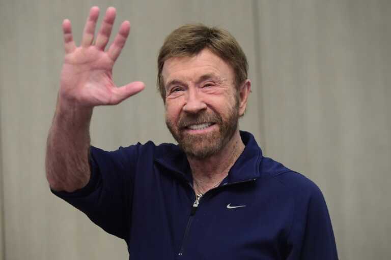 «Ο Chuck Norris δεν γερνάει, η ηλικία φοβάται να τον πλησιάσει»: Ο θρύλος των πολεμικών τεχνών έκλεισε τα 84