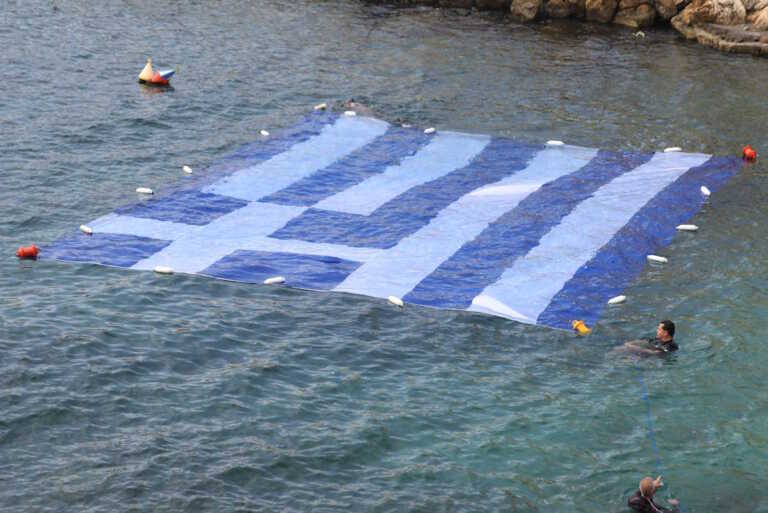 Θεόρατες ελληνικές σημαίες υψώθηκαν σε Πειραιά, Κερατσίνι και Νέα Κίο Αργολίδας - Εντυπωσιακές εικόνες