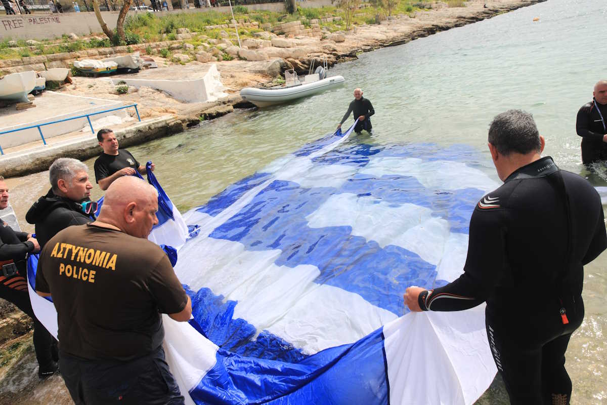 25η Μαρτίου: Τεράστιες ελληνικές σημαίες σε Πειραιά, Κερατσίνι, Νέα Κίο Αργολίδας