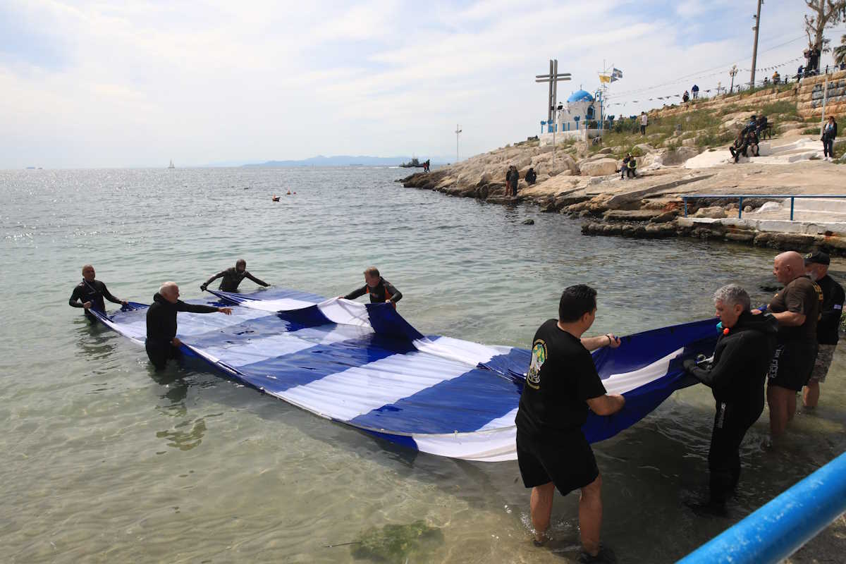 25η Μαρτίου: Τεράστιες ελληνικές σημαίες σε Πειραιά, Κερατσίνι, Νέα Κίο Αργολίδας