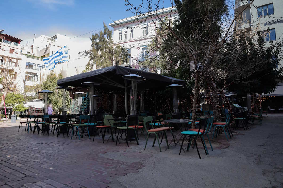 Θεσσαλονίκη: Η στιγμή που άγνωστοι κλέβουν 22 καρέκλες από μαγαζί και εξαφανίζονται με ποδήλατα