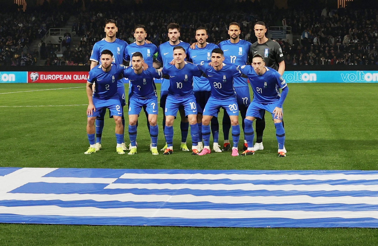 Soccer Football - Euro 2024 Qualifier - Play-Off - Greece v Kazakhstan - Agia Sophia Stadium, Athens, Greece - March 21, 2024 Greece players pose for a team group photo before the match REUTERS