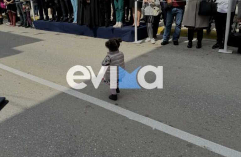 Viral έγινε μία μικρούλα που παρέλασε ολομόναχη στο Αλιβέρι - Απέσπασε θερμό χειροκρότημα