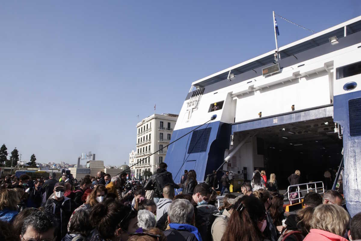 Στιγμιότυπα από το λιμάνι του Πειραιά, καθώς από νωρίς το πρωί ξεκίνησε η έξοδος των εκδρομέων του Πάσχα, Μ.Πέμπτη 21 Απριλίου 2022
