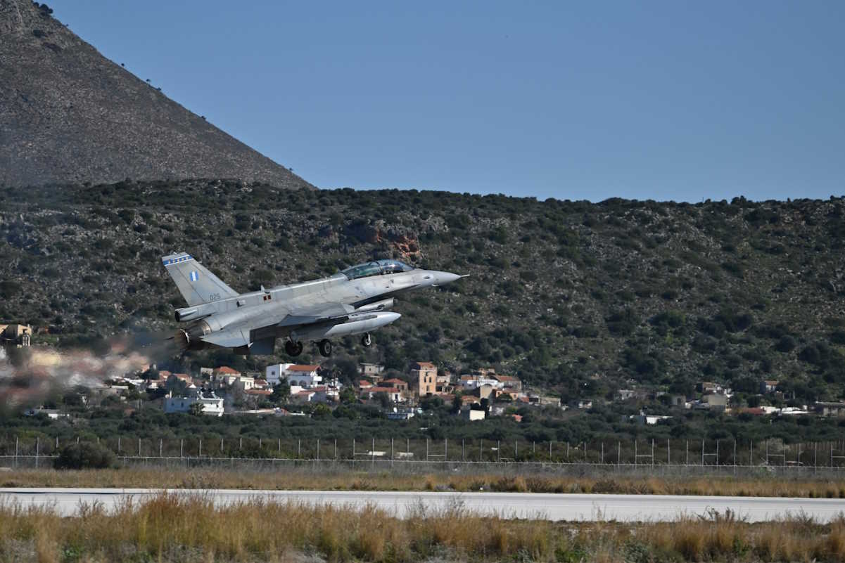 Ο Υπουργός Εθνικής Άμυνας, Νίκος Δένδιας, συνοδευόμενος από τον Αρχηγό ΓΕΕΘΑ Στρατηγό Δημήτριο Χούπη, πραγματοποίησε σήμερα, Παρασκευή 23 Φεβρουαρίου 2024, επίσκεψη στην 115 Πτέρυγα Μάχης της Πολεμικής Αεροπορίας, στο Ακρωτήρι Σούδας, όπου τον υποδέχθηκαν ο Αρχηγός ΓΕΑ Αντιπτέραρχος (Ι) Δημοσθένης Γρηγοριάδης και ο Διοικητής της 115ΠΜ Σμήναρχος Χρήστος Γρηγορούδης.

Παρόντες επίσης ήταν ο Υφυπουργός Εθνικής Άμυνας κ. Ιωάννης Κεφαλογιάννης και οι Βουλευτές Χανίων Σέβη Βολουδάκη και Αλέξανδρος Μαρκογιαννάκης.

Ακολούθως ο κ.Δενδιας  μετέβη στην στην 340 Μοίρα της 115 ΠΜ όπου ενημερώθηκε σχετικά με την αποστολή και τον υψηλό βαθμό αποτελεσματικότητας και ετοιμότητας του προσωπικού, για την ανάληψη και επιτυχή διεξαγωγή αεροπορικών επιχειρήσεων οποτεδήποτε απαιτηθεί και σύμφωνα με τα ισχύοντα σχέδια.

Στη συνέχεια, ο Υπουργός πραγματοποίησε πτήση πάνω από το Αιγαίο, σε σχηματισμό F-16 Viper της 340 Μοίρας, μαζί με τον Αρχηγό ΓΕΕΘΑ Στρατηγό Δημήτριο Χούπη και τον Αρχηγό ΓΕΑ Αντιπτέραρχο (Ι) Δημοσθένη Γρηγοριάδη. Παρασκευή 23 Φεβρουαρίου 2024  (ΓΡ. ΤΥΠΟΥ ΥΠ. ΑΜΥΝΑΣ