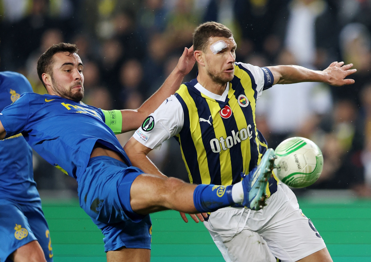 Soccer Football - Europa Conference League - Round of 16 - Second Leg - Fenerbahce v Union Saint-Gilloise - Sukru Saracoglu Stadium, Istanbul, Turkey - March 14, 2024 Union Saint-Gilloise's Charles Vanhoutte in action with Fenerbahce's Edin Dzeko REUTERS