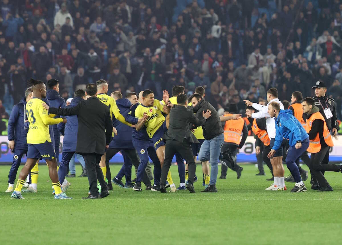 Soccer Football - Super Lig - Trabzonspor v Fenerbahce - Papara Park, Trabzon, Turkey - March 17, 2024 Trabzonspor fans invade the pitch and clash with Fenerbahce players and security staff after the match. REUTERS