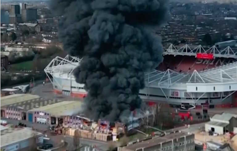 Τεράστια φωτιά έξω από το γήπεδο της Σαουθάμπτον - Καλύφθηκε ο ουρανός από καπνούς