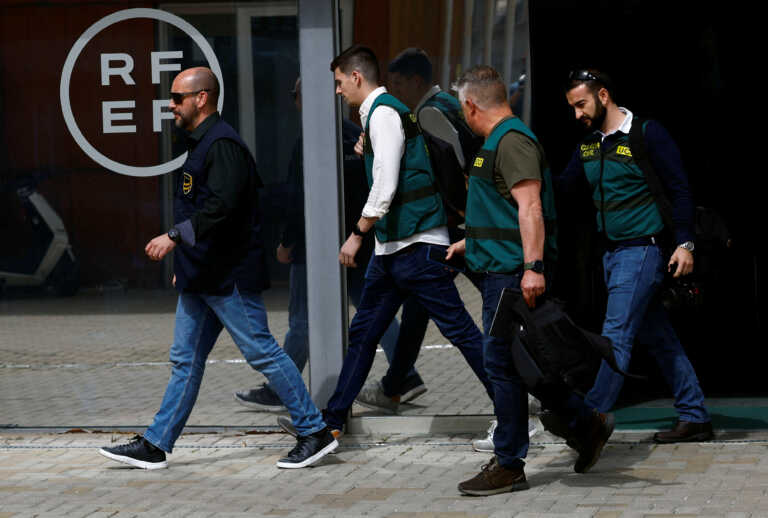 Ισπανία: Το ένταλμα σύλληψης για Ρουμπιάλες, η έφοδος στην Ομοσπονδία ποδοσφαίρου και το «σκληρό» πρωτοσέλιδο της Marca