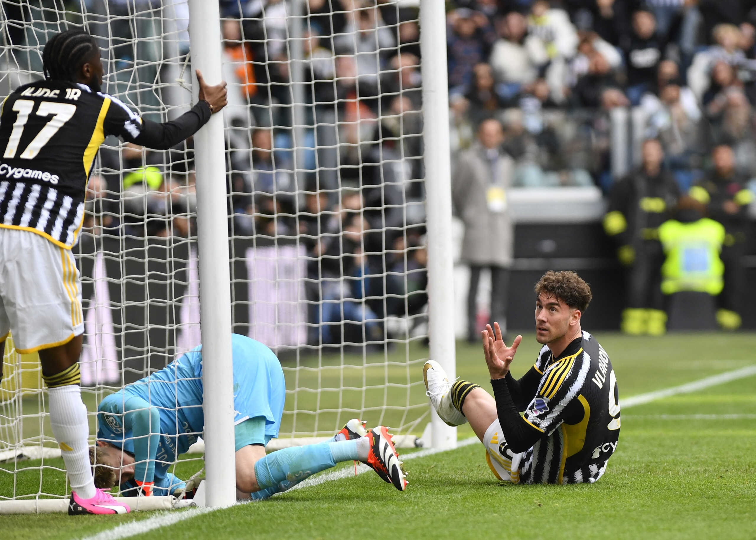 Soccer Football - Serie A - Juventus v Genoa - Allianz Stadium, Turin, Italy - March 17, 2024 Juventus' Samuel Iling-Junior and Dusan Vlahovic react REUTERS