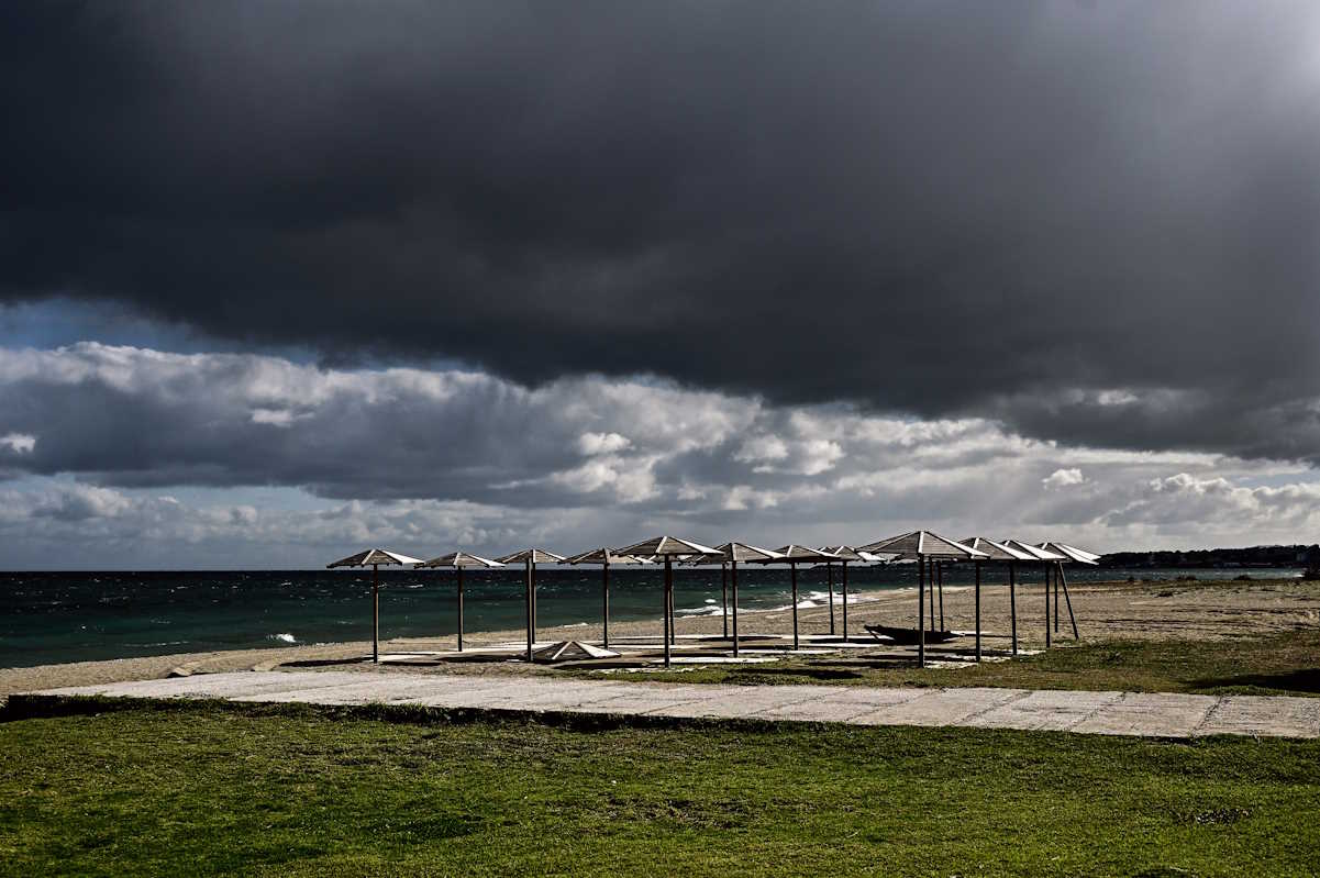 Στιγμιότυπο από την παραλία της Νέας Μάκρης, Τετάρτη 31 Μαρτίου 2024. Το κύμα κακοκαιρίας "Avgi" που απασχόλησε τη χώρα τα τελευταία 24ωρα φέρνοντας χιόνια και στον νομό Αττικής υποχώρησε αλλά το κρύο παραμένει. 
(ΜΙΧΑΛΗΣ ΚΑΡΑΓΙΑΝΝΗΣ