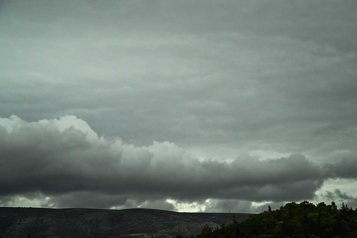 Σύννεφα πάνω από την Αθήνα, Τρίτη 28 Νοεμβρίου 2023. Σύμφωνα με την ΕΜΥ στην Αττική θα επικρατήσουν νεφώσεις και θα εκδηλωθούν βροχές και καταιγίδες.
(ΤΑΤΙΑΝΑ ΜΠΟΛΑΡΗ