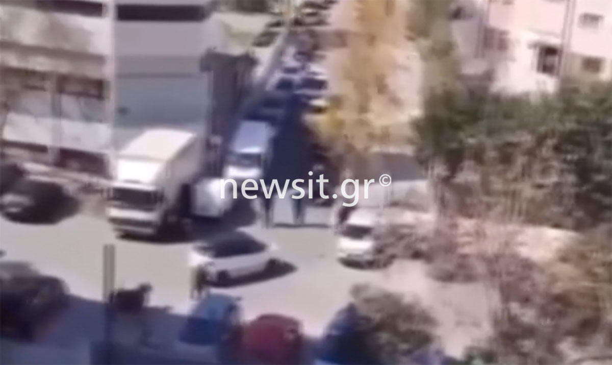 Λιοσίων: Οδηγός δεν σταμάτησε σε έλεγχο και έπεσε πάνω σε σταθμευμένα αυτοκίνητα