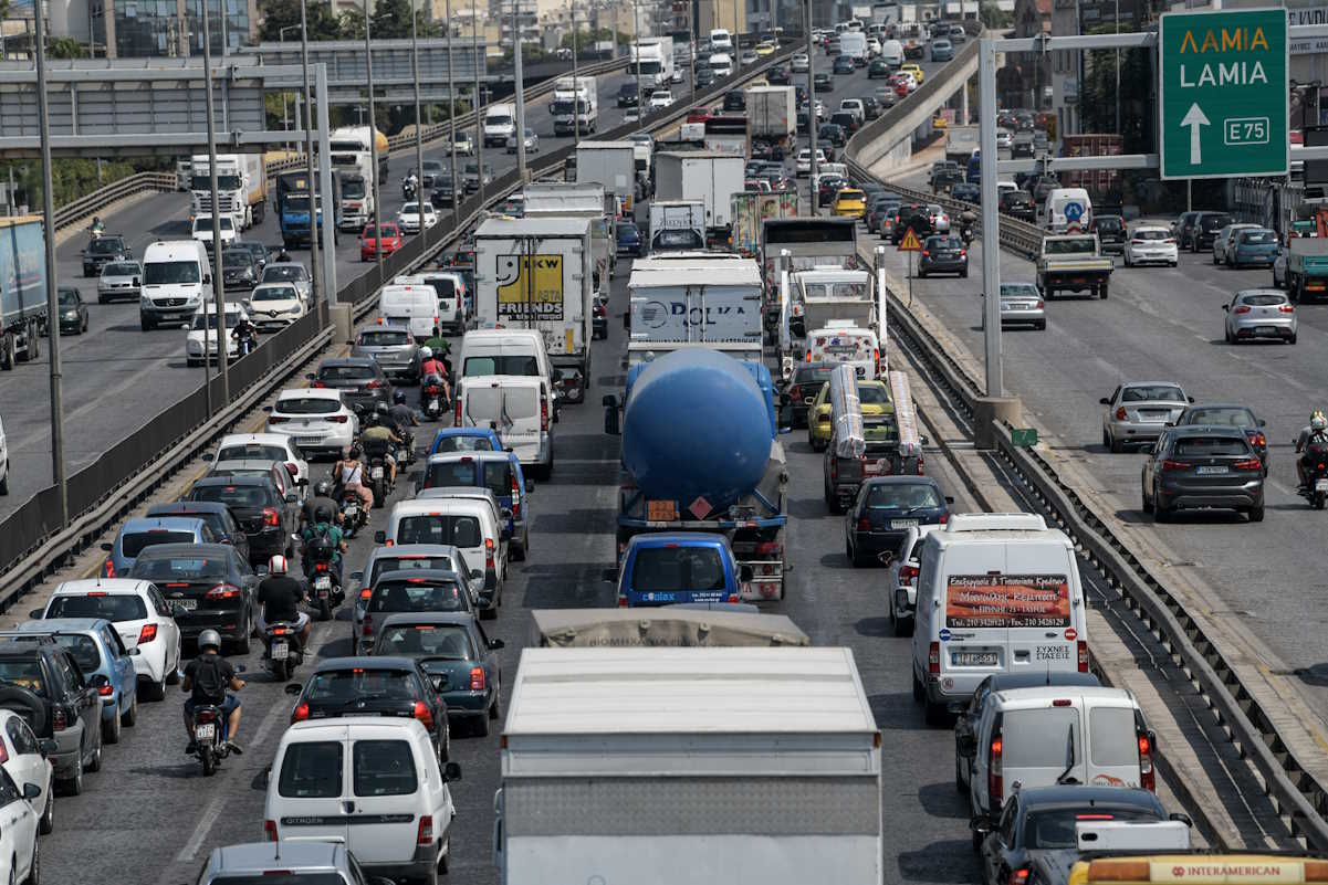 Κίνηση στους δρόμους: Πάρκινγκ θυμίζει ο Κηφισός, «φορτωμένη» η Κηφισίας, μποτιλιάρισμα γύρω από το λιμάνι του Πειραιά