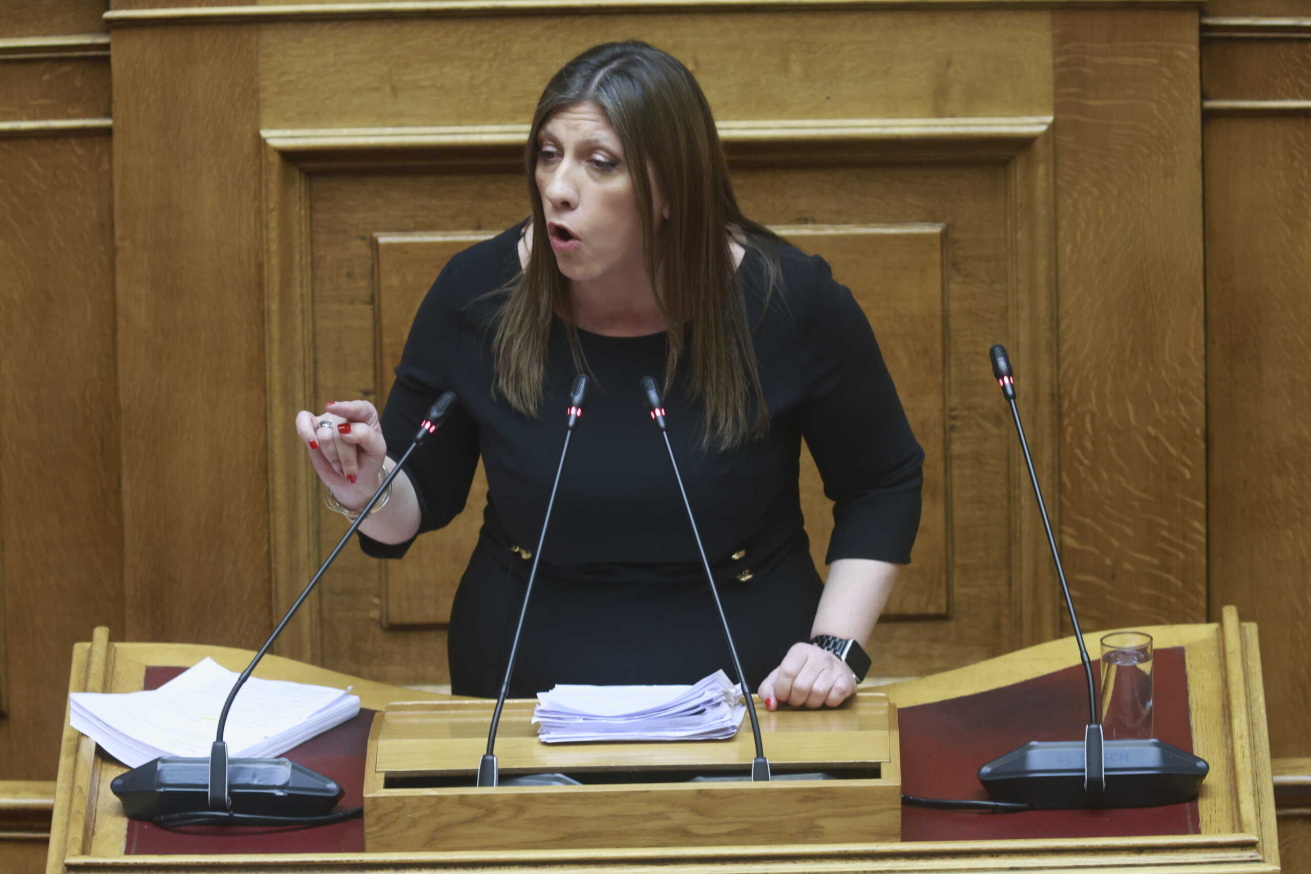 Δεύτερη ημέρα της συζήτησης στην Ολομέλεια της Βουλής της πρότασης δυσπιστίας στην κυβέρνηση που κατέθεσε ο πρόεδρος του ΠΑΣΟΚ-Κινήματος Αλλαγής Νίκος Ανδρουλάκης, με αφορμή το δημοσίευμα του "Βήματος της Κυριακής" για αλλοίωση των διαλόγων του σταθμάρχη της Λάρισας με τους μηχανοδηγούς το βράδυ της 28ης Φεβρουαρίου 2023, όταν και συνέβη η πολύνεκρη σύγκρουση αμαξοστοιχιών στα Τέμπη, Τετάρτη 27 Μαρτίου 2024. Την πρόταση δυσπιστίας του ΠΑΣΟΚ-Κινήματος Αλλαγής στηρίζουν ΣΥΡΙΖΑ-Προοδευτική Συμμαχία, ΚΚΕ, Νέα Αριστερά, Ελληνική Λύση και Πλεύση Ελευθερίας.  
(ΓΙΩΡΓΟΣ ΚΟΝΤΑΡΙΝΗΣ