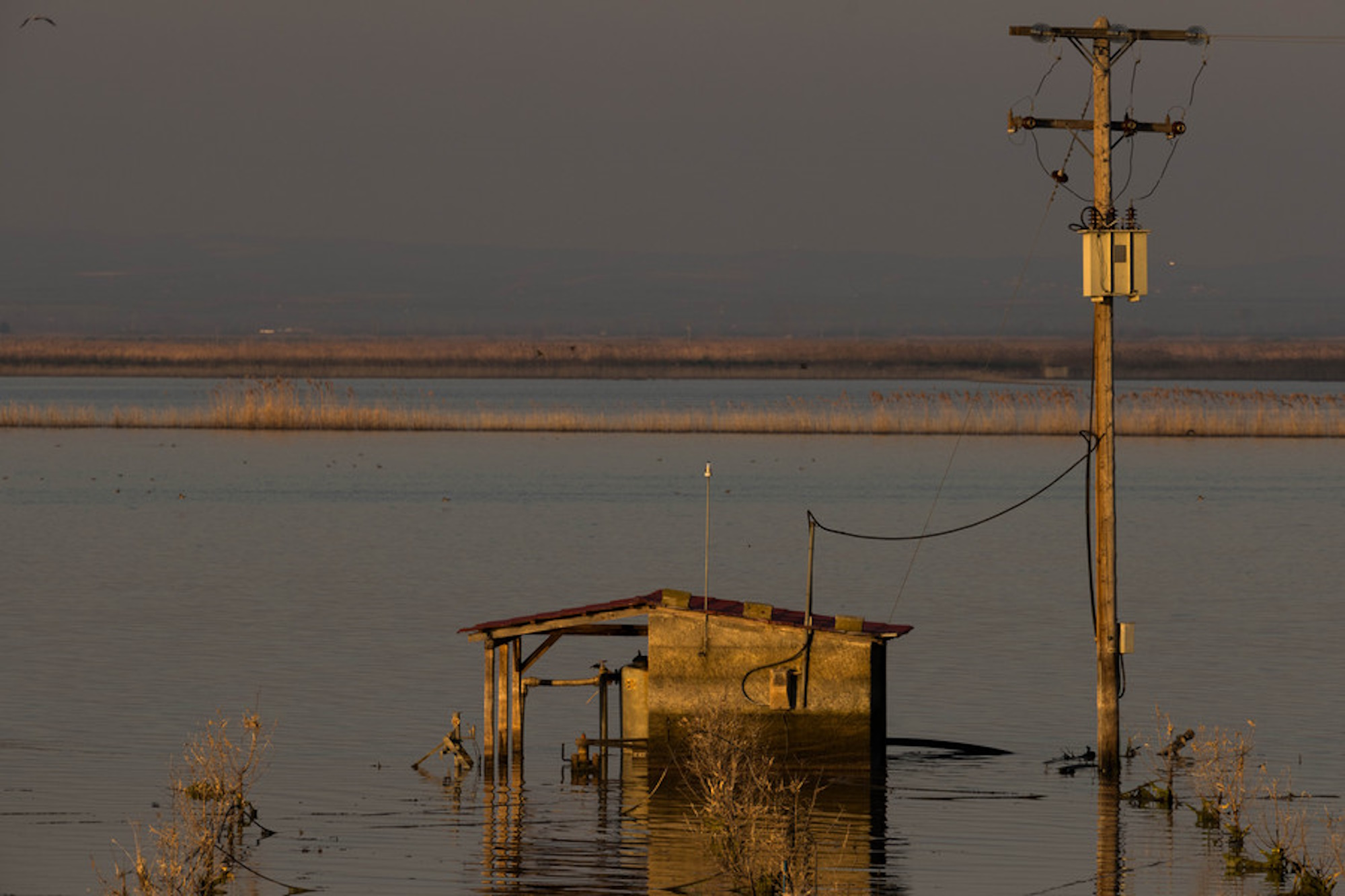 Λίμνη Κάρλα: Επτά μήνες μετά τις καταστροφικές πλημμύρες τα νερά δεν έχουν υποχωρήσει – Αποκαλυπτικές εικόνες
