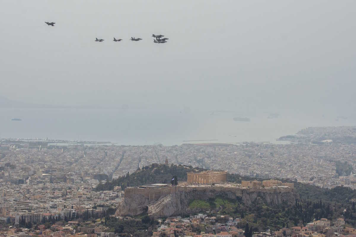 ΑΣΚΗΣΗ «ΗΝΙΟΧΟΣ 22» ΣΥΜΒΟΛΙΚΗ ΠΤΗΣΗ ΜΑΧΗΤΙΚΩΝ ΑΕΡΟΣΚΑΦΩΝ ΑΝΩΘΕΝ ΤΟΥ ΙΕΡΟΥ ΒΡΑΧΟΥ ΤΗΣ ΑΚΡΟΠΟΛΗΣ. Τρίτη 5 Απριλίου 2022   (ΓΡ. ΤΥΠΟΥ ΓΕΕΘΑ