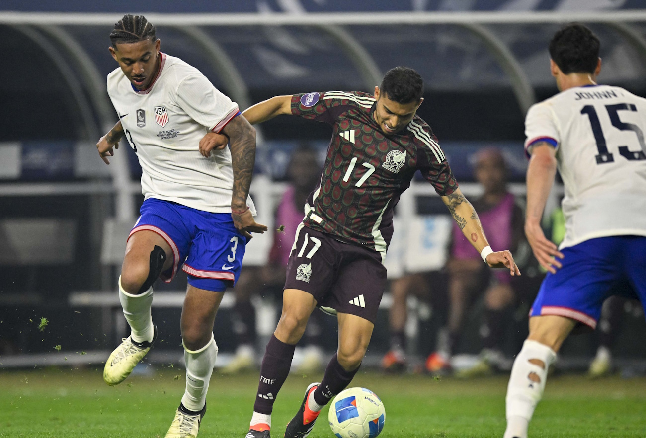 Mar 24, 2024; Arlington, Texas, USA; United States defender Chris Richards (3) and Mexico midfielder Orbelin Pineda (17) chase the ball during the second half at AT&T Stadium. Mandatory Credit: Jerome Miron-USA TODAY Sports