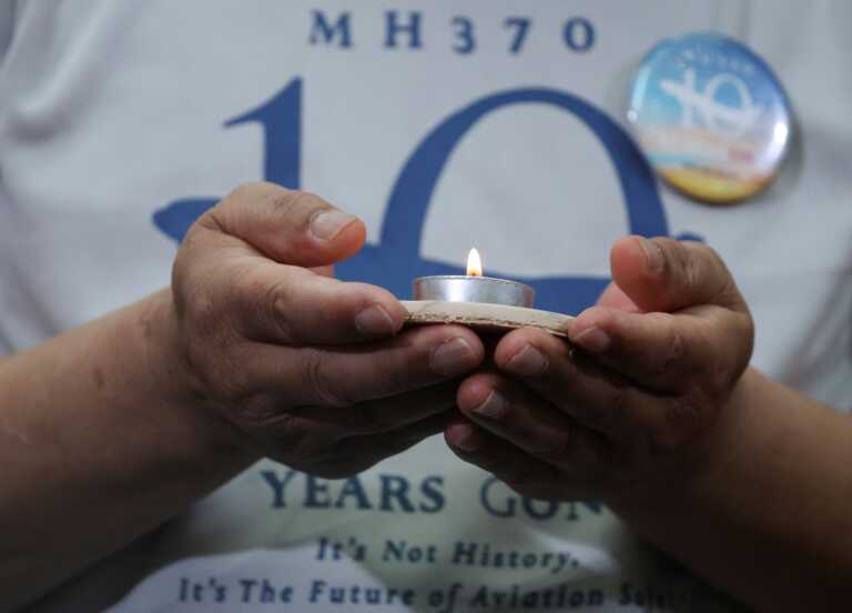 «Θα ταξιδεύω μέχρι την άκρη του κόσμου για να βρω τον γιο μου»: 10 χρόνια από την εξαφάνιση της πτήσης MH370
