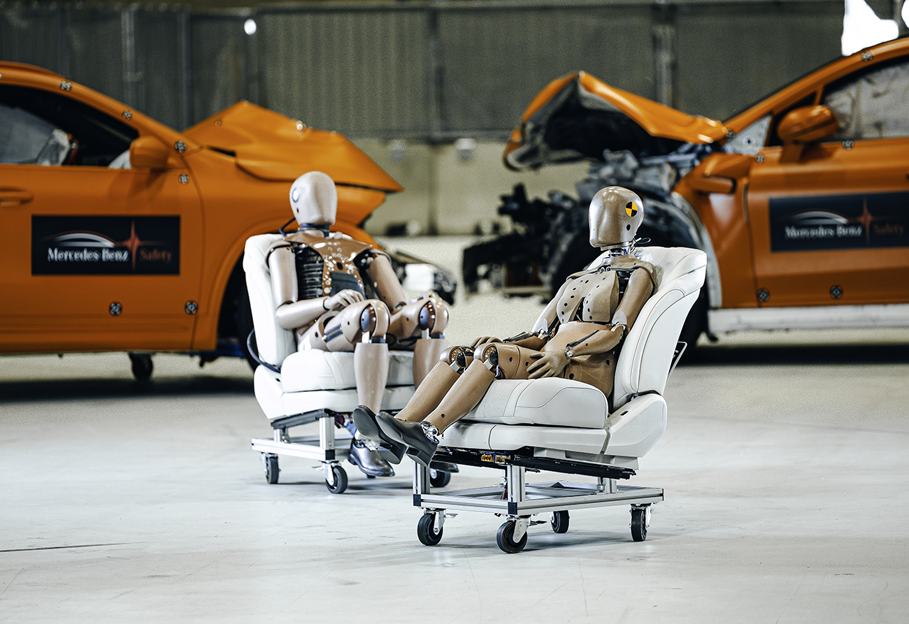 Mercedes-Benz nutzt mehr als 120 weibliche und männliche Dummys mit rund 20 verschiedenen Typen bei den Crashtests. Mit ihren rund 150 Sensoren messen die Dummys exakte Kräfte und Wege, die auf sie bei einem Crashtest einwirken. So können Rückschlüsse auf Verletzungswahrscheinlichkeiten ermittelt werden. 

Mercedes-Benz uses more than 120 female and male dummies of around 20 different types in the crash tests. With around 150 sensors, the dummies measure the exact forces and paths that act on them during a crash test. This allows conclusions to be drawn about the probability of injury.