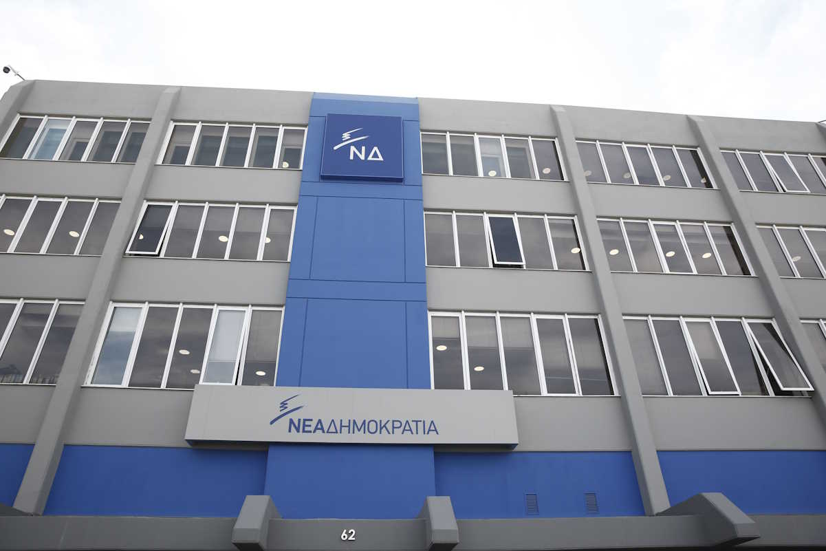 Σήμερα, Τετάρτη 18 Οκτωβρίου, στις 12:00 μ.μ., πραγματοποιήθηκε η συνεδρίαση του Τομέα Εθνικής ¶μυνας της Νέας Δημοκρατίας, κατά τη διάρκεια της οποίας ο
Αντιπρόεδρος της Ν.Δ., βουλευτής Β΄ Αθηνών, κ. ¶δωνις Γεωργιάδης, παρέδωσε τα καθήκοντα του Τομεάρχη Εθνικής ¶μυνας στον βουλευτή ΑΆ Αθηνών, κ. Βασίλη Κικίλια. Η συνεδρίαση πραγματοποιήθηκε στα κεντρικά γραφεία του Κόμματος (Πειραιώς 62, Μοσχάτο). (EUROKINISSI