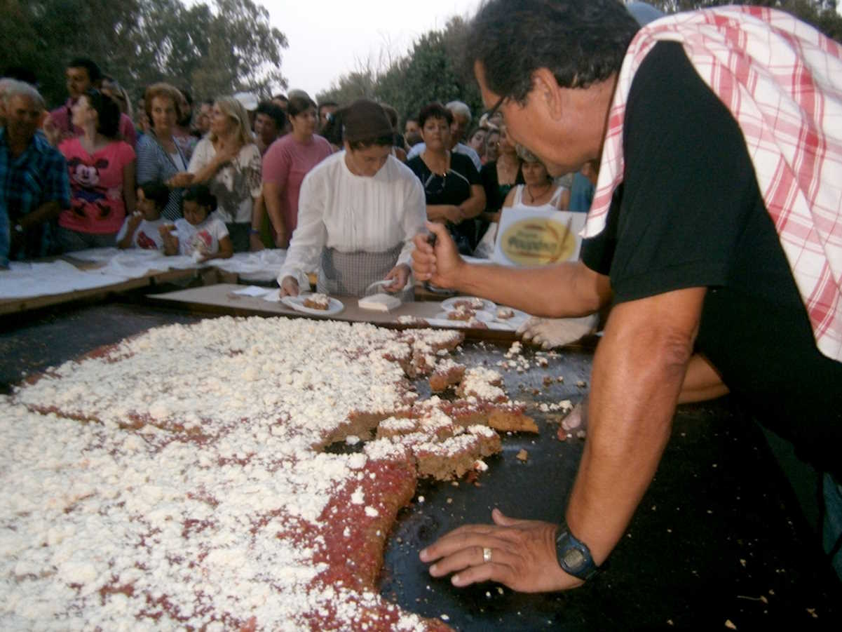 Το γιγαντιαίο κρητικό παξιμάδι (ντάκος) που παρασκευάστηκε στα Χανιά από τον πολιτιστικό σύλλογο «Το Ρόδο», με τη φιλοδοξία να γραφεί στο βιβλίο των ρεκόρ Γκίνες, Κυριακή  25 Αυγούστου 2013. Η παρουσίασή του έγινε  στο Άλσος των Αγίων Αποστόλων, στο πλαίσιο διήμερων πολιτιστικών εκδηλώσεων που οργάνωσε  ο δήμος Χανίων σε συνεργασία με τον σύλλογο. Πρόκειται, ουσιαστικά, για το μεγαλύτερο παξιμάδι στον κόσμο το οποίο  έχει το σχήμα της Κρήτης και έχει διαστάσεις 1,80 Χ 8 μέτρα. Κατά την παρασκευή του, που χρειάστηκε συνολικά τέσσερις ημέρες, χωρίστηκε σε τέσσερα κομμάτια όσες είναι και οι περιφερειακές ενότητες του νησιού και κάθε κομμάτι έχει διάσταση 1,80 Χ 2 μέτρα. Στη συνέχεια ψήθηκε και ενώθηκε. Για την παρασκευή του ντάκου- γίγα χρησιμοποιήθηκαν αλεύρι ολικής αλέσεως, κριθάρι, προζύμι, ελαιόλαδο και αλάτι, ενώ μόνο το ζυμάρι είχε βάρος160 κιλά. ΑΠΕ-ΜΠΕ
