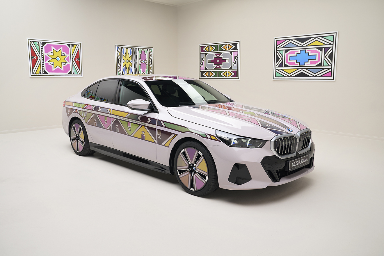 BMW i5 Flow NOSTOKANA: Όταν η τέχνη συναντά την καινοτομία