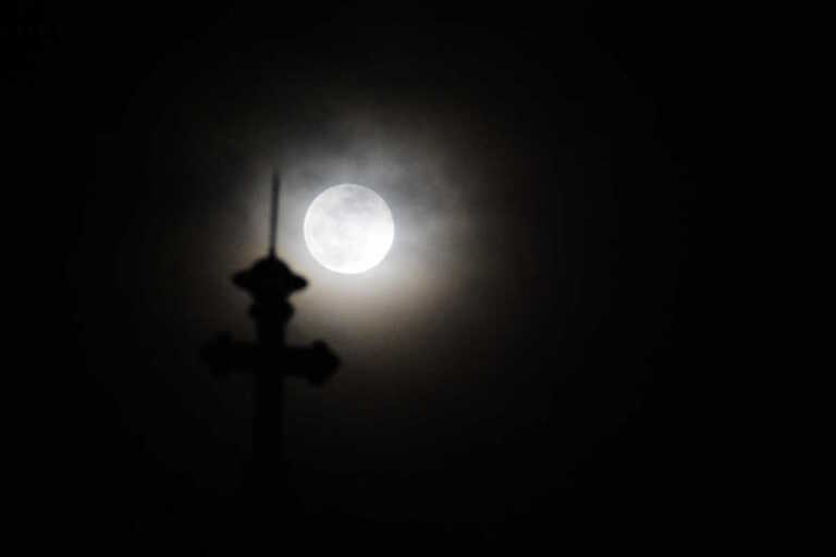 Το «Φεγγάρι του Σκουληκιού» κοσμεί απόψε τον νυχτερινό ουρανό - Πού οφείλει την ονομασία του
