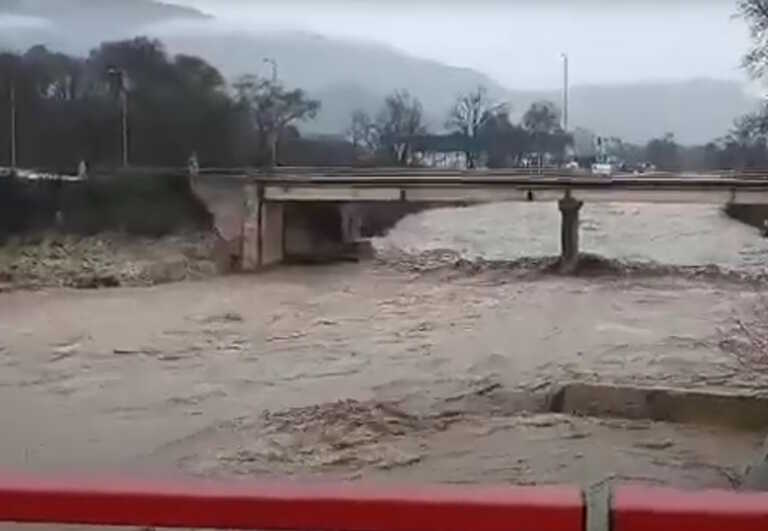 Φούσκωσε επικίνδυνα ο ποταμός Πηνειός - Συνεργεία της Περιφέρειας Τρικάλων στήνουν αναχώματα