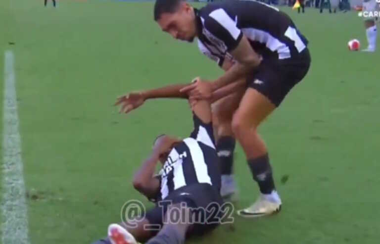 Αστειότητα σε ντέρμπι στη Βραζιλία – Τραυματίας ποδοσφαιριστής έγινε «μπαλάκι» σε προσπάθεια για καθυστερήσεις