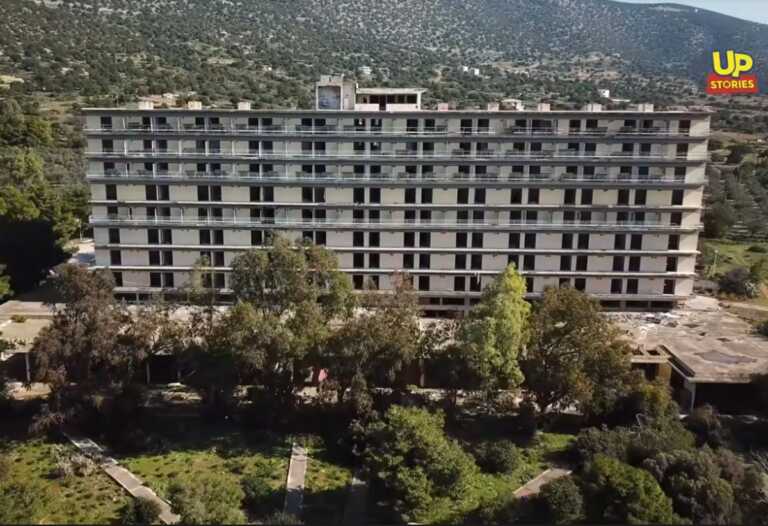 Το ελληνικό ξενοδοχείο για γυμνιστές στην Πελοπόννησο που τη δεκαετία του ’80 σκανδάλιζε τα πλήθη και κατέληξε κτίριο – «φάντασμα»