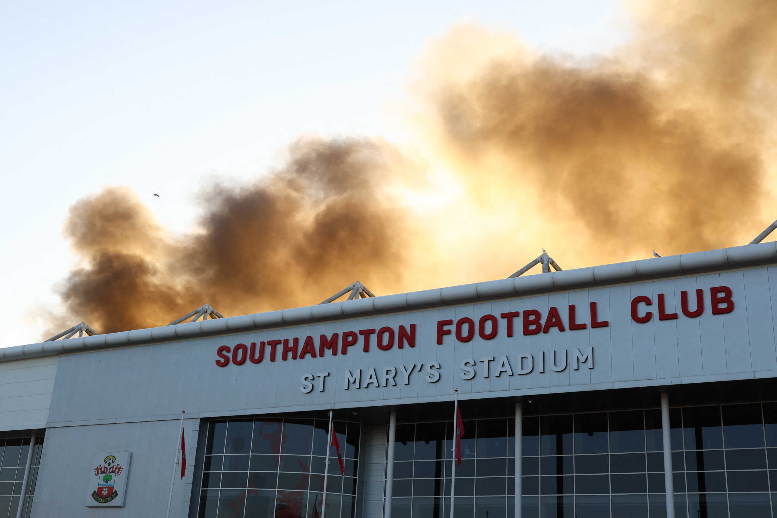 Σαουθάμπτον – Πρέστον: Η τεράστια φωτιά δίπλα από το γήπεδο έφερε την αναβολή του αγώνα