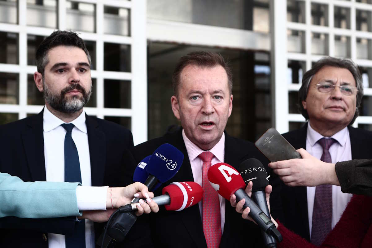 Κατάθεση στην εισαγγελία του Αρείου Πάγου του πορίσματος της Εξεταστικής Επιτροπής για τα Τέμπη, από τους βουλευτές του ΣΥΡΙΖΑ - ΠΣ και μέλη της Επιτροπής, Βασίλη Κόκκαλη, εισηγητή του ΣΥΡΙΖΑ, Αλέξανδρο Αυλωνίτη, τομεάρχη Δικαιοσύνης, Διονύση Καλαματιανό, κοινοβουλευτικό εκπρόσωπο και τομεάρχη Παιδείας και Γιάννη Σαρακιώτη, συντονιστή ΕΠΕΚΕ. Τρίτη 12 Μαρτίου 2024. 
(ΣΩΤΗΡΗΣ ΔΗΜΗΤΡΟΠΟΥΛΟΣ