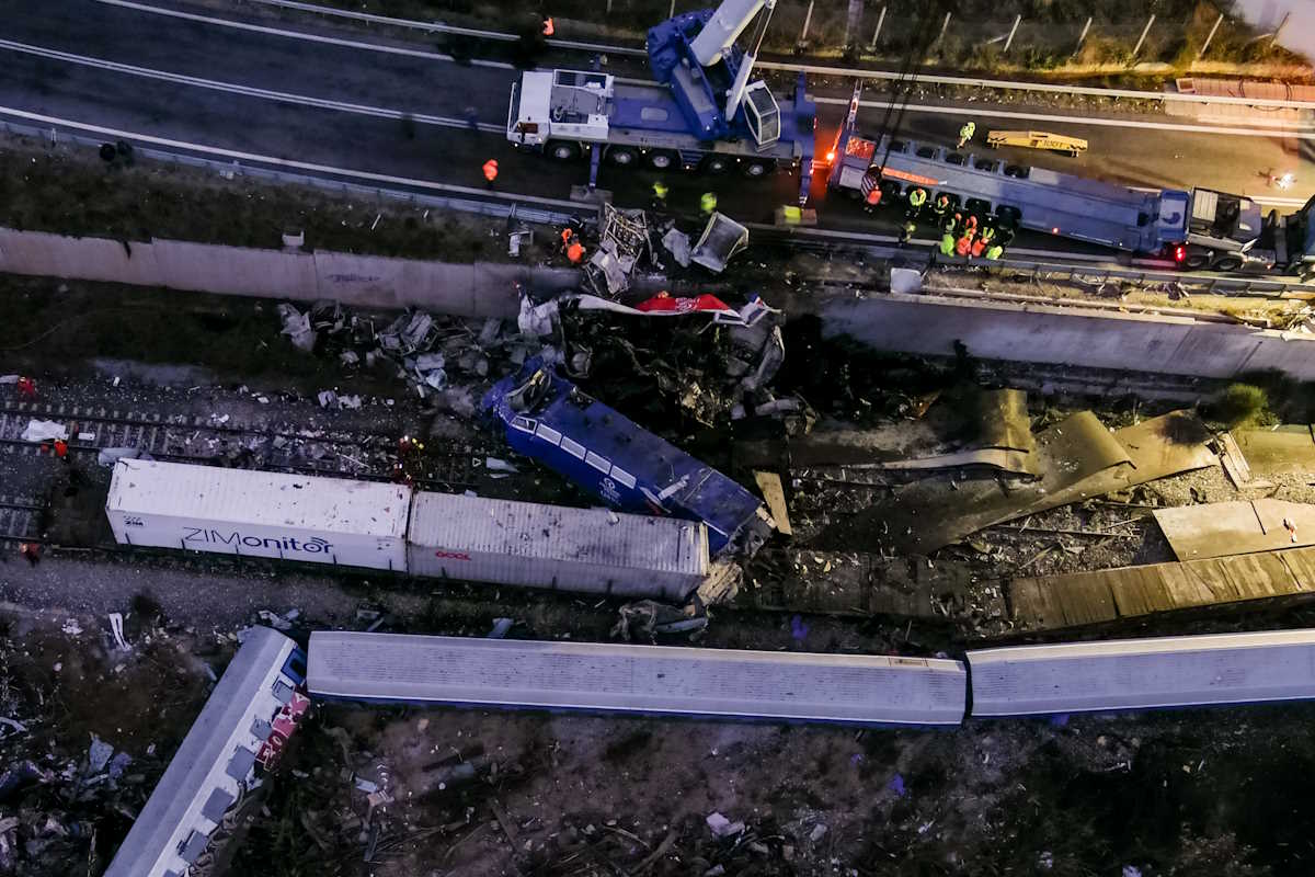 Τέμπη: Μνημείο του δήμου Αθηναίων για τα θύματα της τραγωδίας