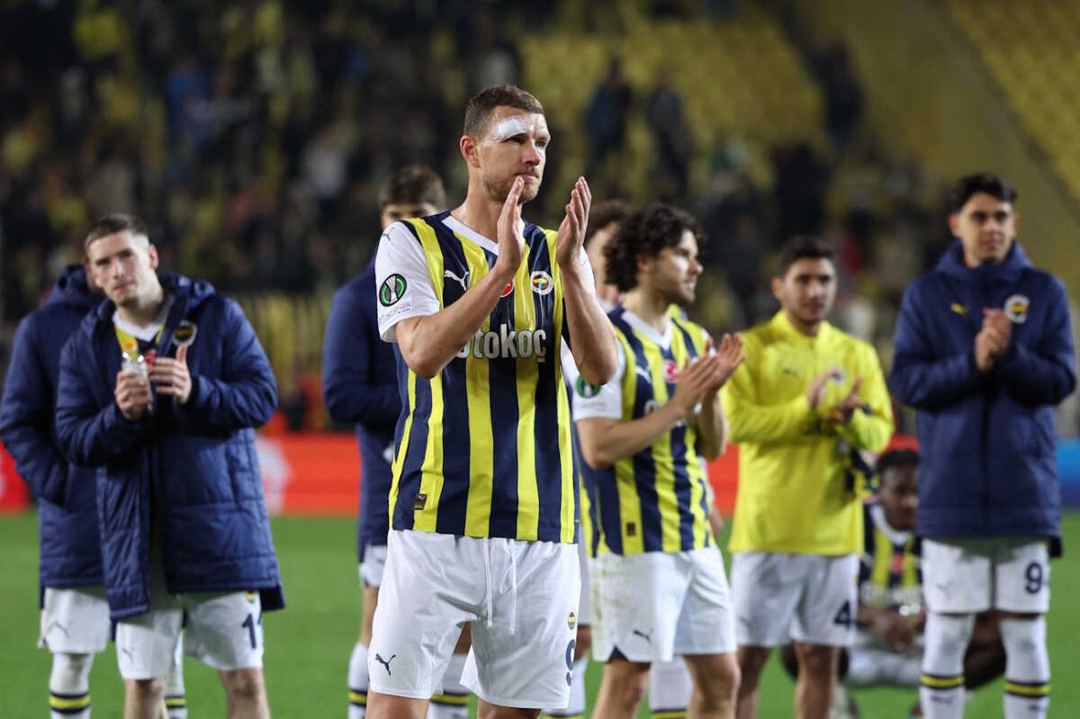 Soccer Football - Europa Conference League - Round of 16 - Second Leg - Fenerbahce v Union Saint-Gilloise - Sukru Saracoglu Stadium, Istanbul, Turkey - March 14, 2024 Fenerbahce's Edin Dzeko applauds fans after the match REUTERS
