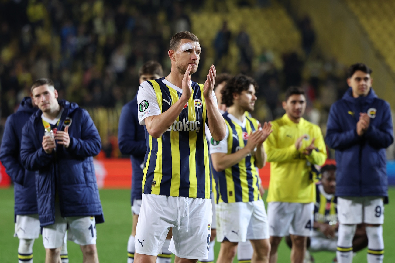 Soccer Football - Europa Conference League - Round of 16 - Second Leg - Fenerbahce v Union Saint-Gilloise - Sukru Saracoglu Stadium, Istanbul, Turkey - March 14, 2024 Fenerbahce's Edin Dzeko applauds fans after the match REUTERS