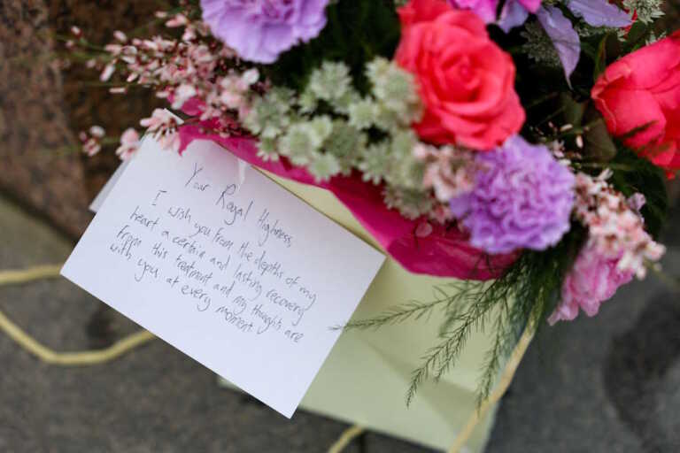 Κύμα συμπαράστασης έξω από το Κάστρο του Γουίνδσορ όπου αναρρώνει η Κέιτ Μίντλετον - Πλήθος κόσμου αφήνει λουλούδια και γράμματα