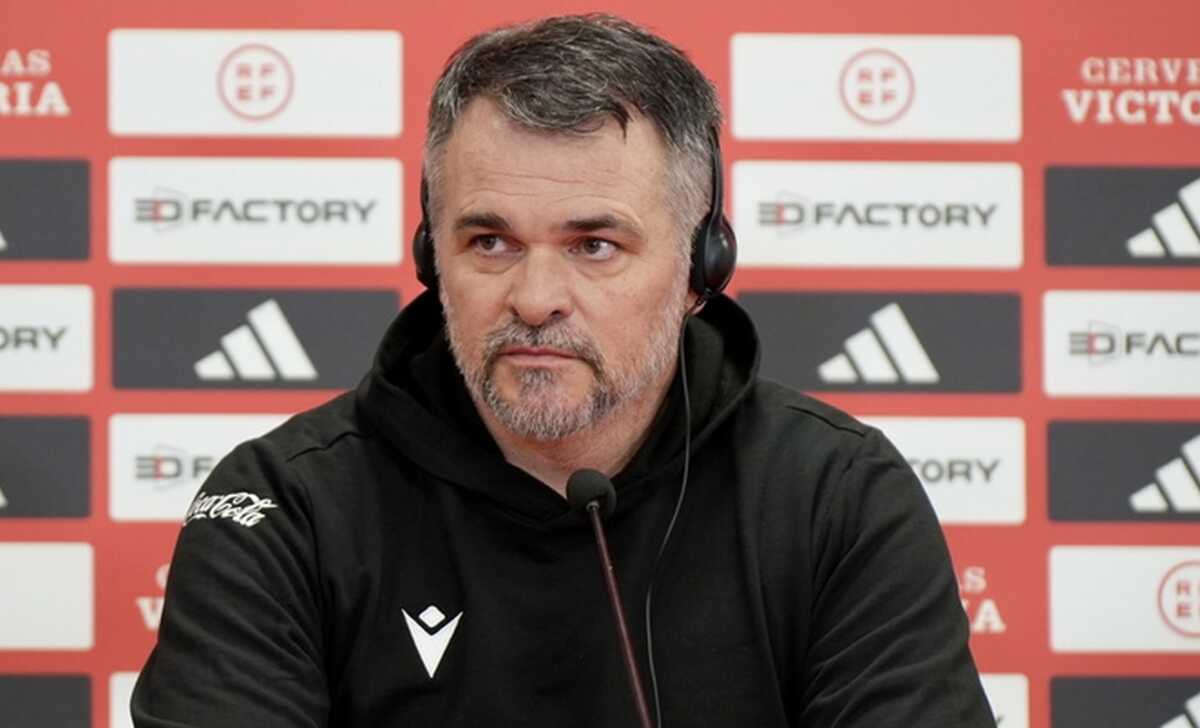 epa10982960 Georgia's national soccer head coach Willy Sagnol attends a press conference in Valladolid, Spain, 18 November 2023. Georgia face Spain in a UEFA EURO 2024 Group A qualification match on 19 November.  EPA